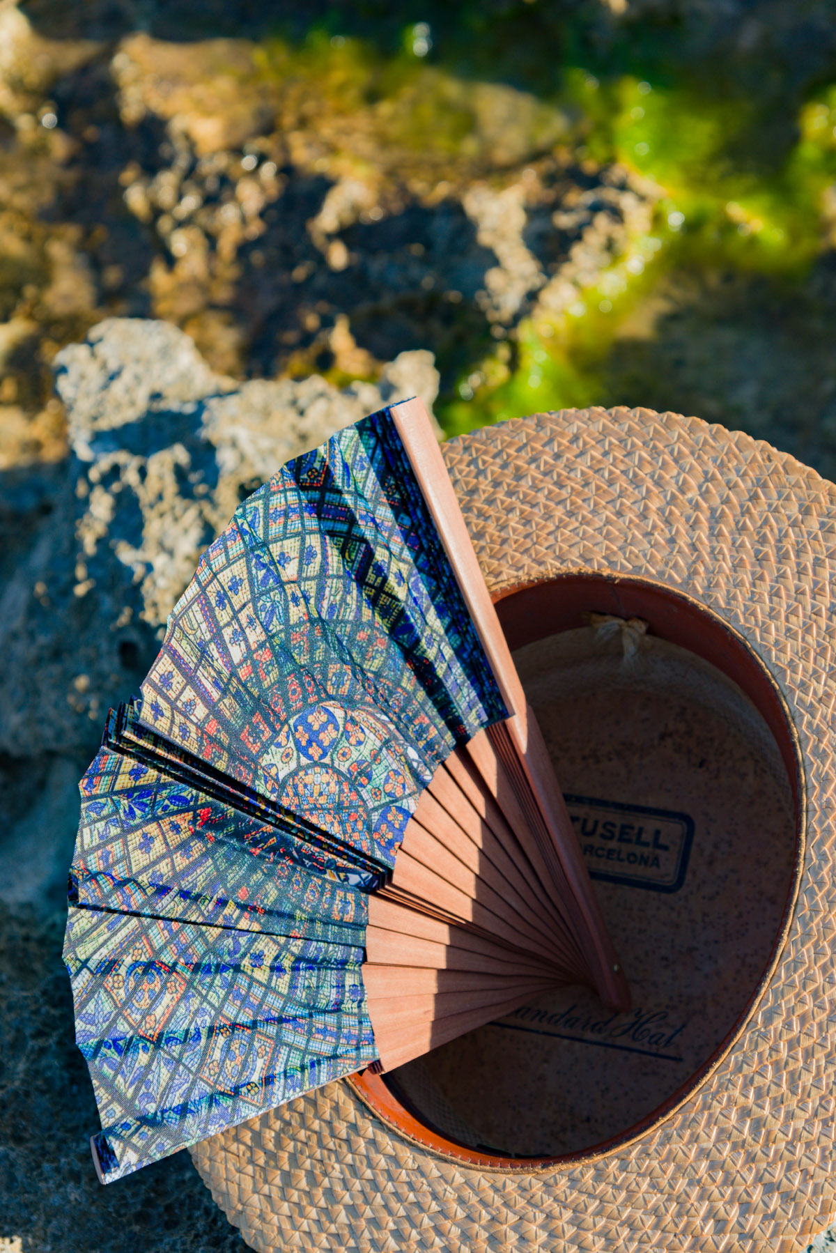 Abanico lleno de color de Madera y Seda artificial hecho a mano en España. Regalo perfecto para el calor del verano
